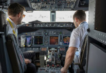 Ο viral πιλότος της Sky Express «ξαναχτυπά» με τις επικές ανακοινώσεις