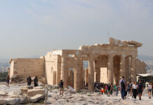 Ακρόπολη: Γιατί διακόπτεται η λειτουργία του ανελκυστήρα – Η απάντηση του ΥΠΠΟ