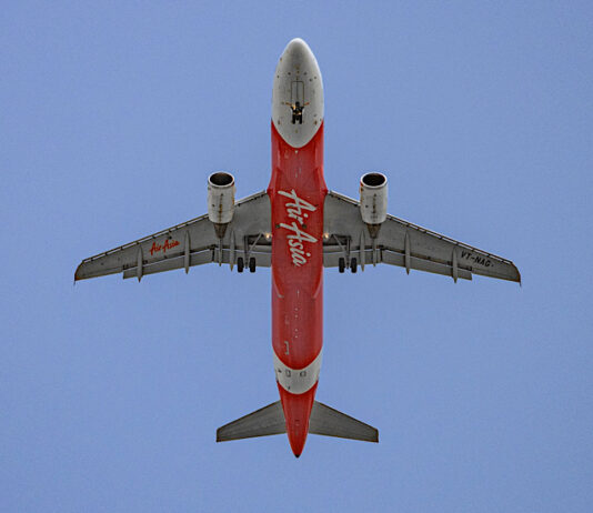 H AirAsia σε πίεση από τα καύσιμα και τη βουτιά της μετοχής