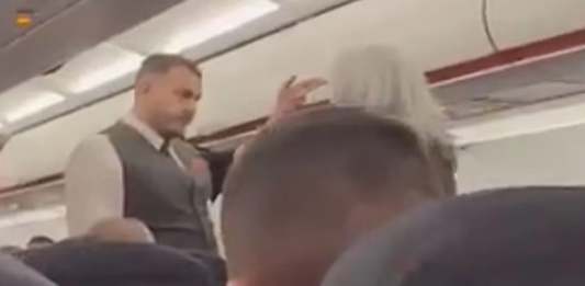 easyJet: Αστυνομικοί απομάκρυναν επιβάτες που αρνούνταν να σταματήσουν το άτμισμα