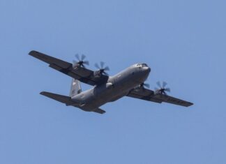 C-130: Αναγκαστική προσγείωση στο Ηράκλειο λόγω βλάβης στον κινητήρα