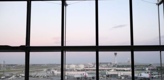 British Airways: Επέστρεψε στο Λονδίνο πτήση λόγω ρωγμής σε παράθυρο