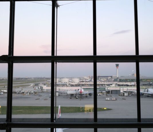 British Airways: Επέστρεψε στο Λονδίνο πτήση λόγω ρωγμής σε παράθυρο
