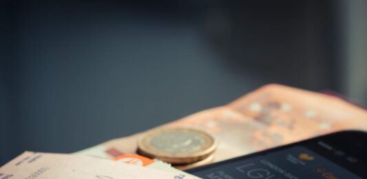 Αεροπορικά εισιτήρια: Πότε συμφέρει να κάνετε κράτηση